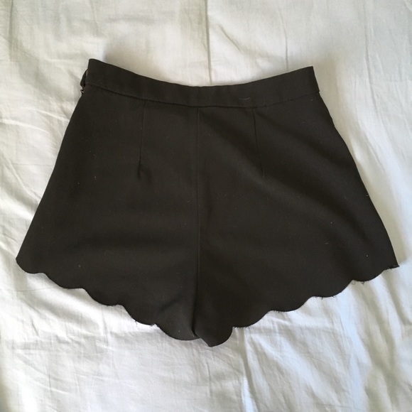 H&M Divided scalloped highwaisted black shorts sz0 - Picture 5 of 5